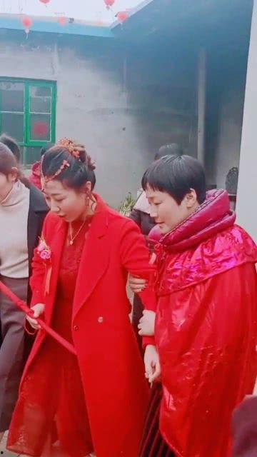 新郎吃瓜群众的视频,一场意外的婚礼现场秀