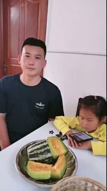 父亲给女儿吃哈密瓜视频,温馨瞬间记录父亲喂女儿品尝哈密瓜